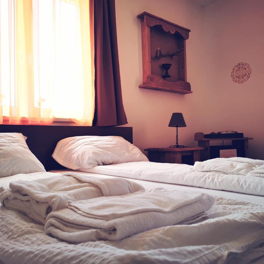 Szabolcs Vezer Panzio Bed & Breakfast ภายนอก รูปภาพ