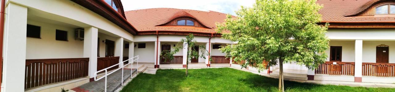 Szabolcs Vezer Panzio Bed & Breakfast ภายนอก รูปภาพ