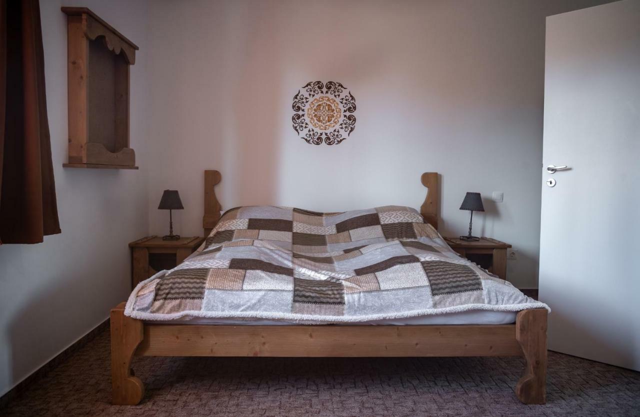 Szabolcs Vezer Panzio Bed & Breakfast ภายนอก รูปภาพ