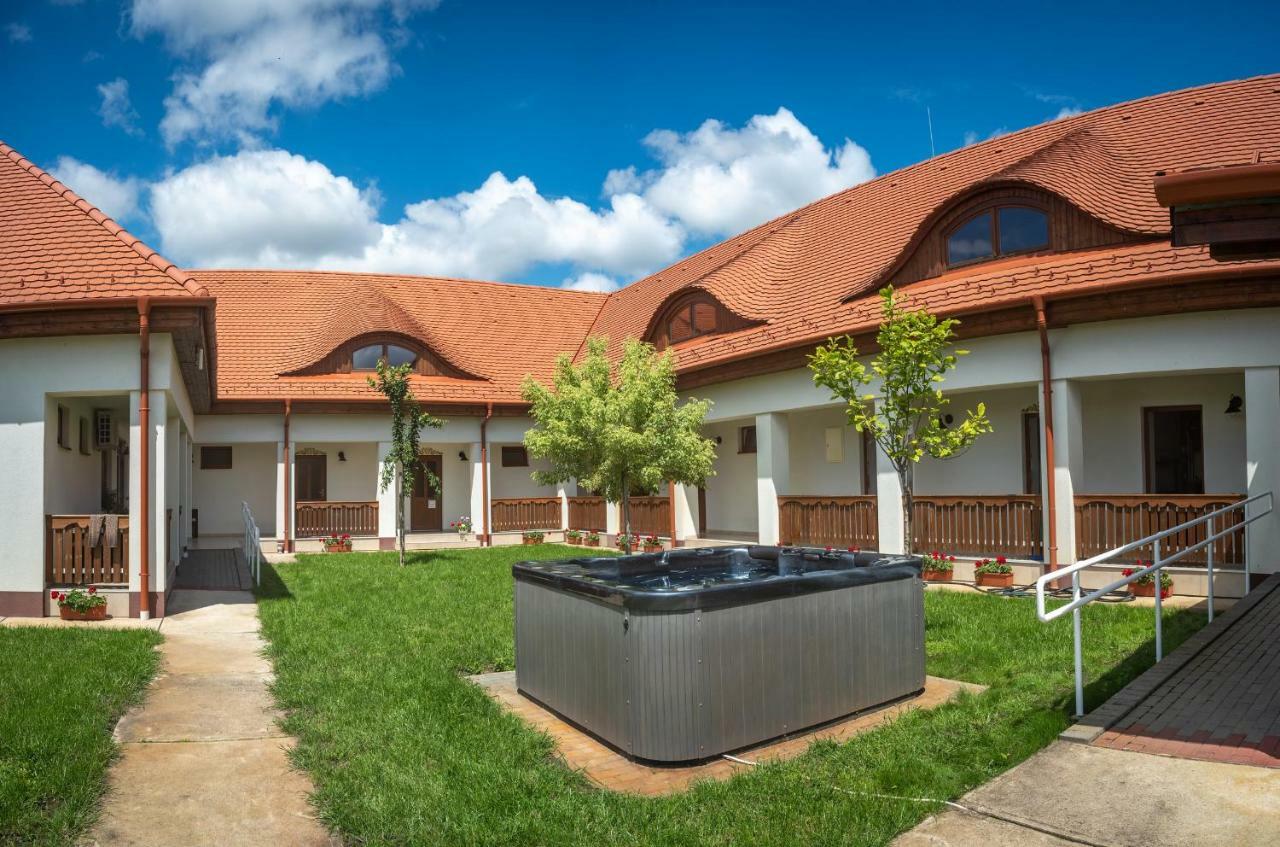 Szabolcs Vezer Panzio Bed & Breakfast ภายนอก รูปภาพ
