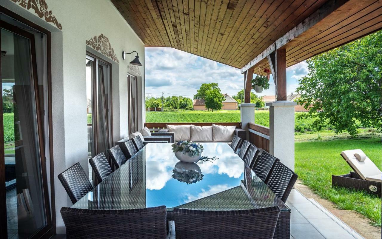 Szabolcs Vezer Panzio Bed & Breakfast ภายนอก รูปภาพ