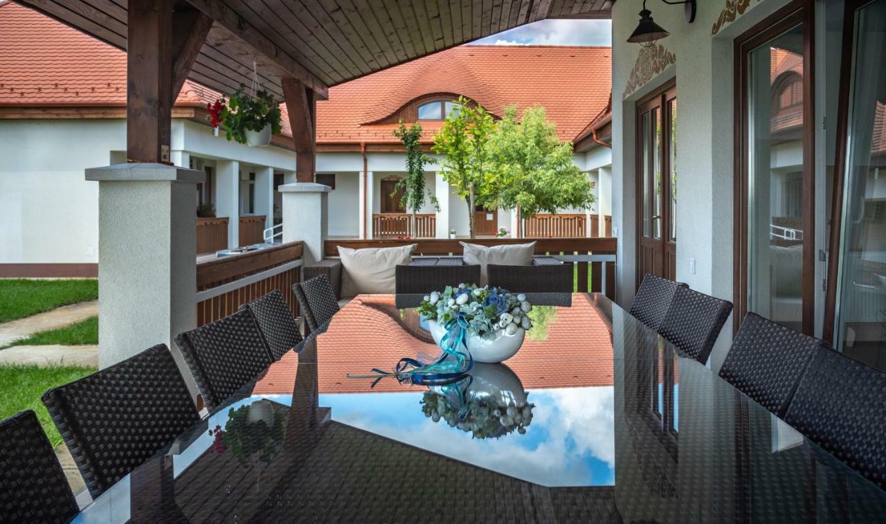 Szabolcs Vezer Panzio Bed & Breakfast ภายนอก รูปภาพ